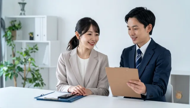 社内でなれ合いになりがちな営業ロープレ風景のイメージ