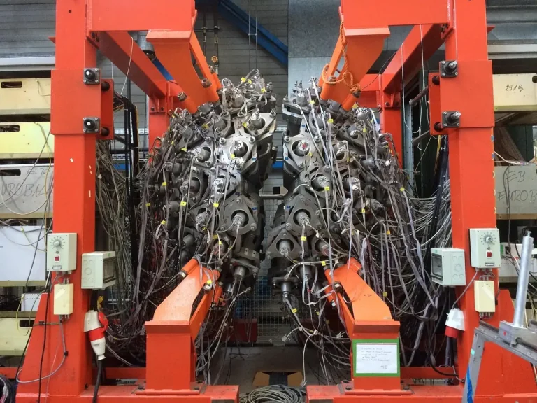 科学技術特化AIモデル活用事例——CERNとMistralが示す研究・製造業への示唆
