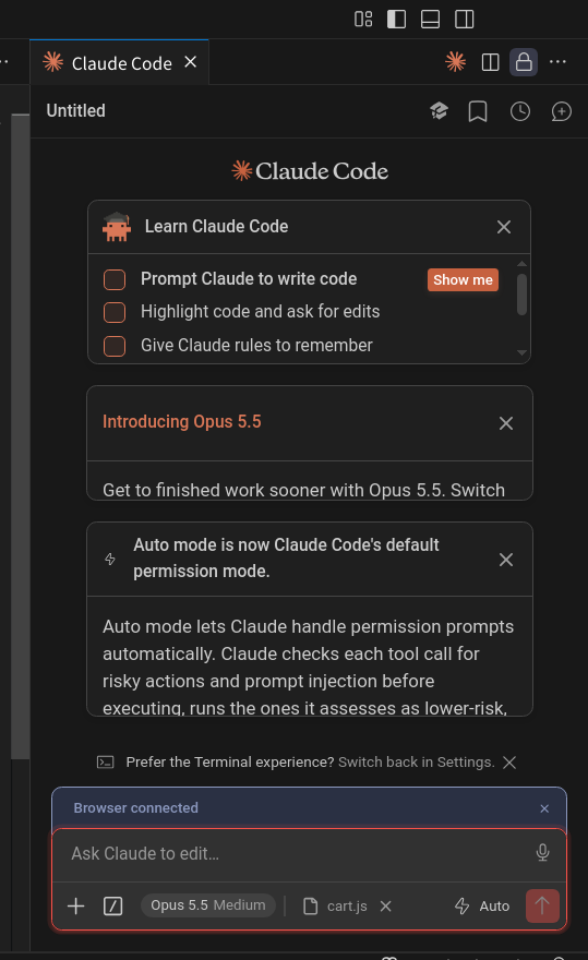 VS Codeの右側にClaude Codeの画面を開いたところ。Learn Claude Codeのチェックリストと、モデル名・開いているファイル・承認モードが並ぶ入力欄が表示されている