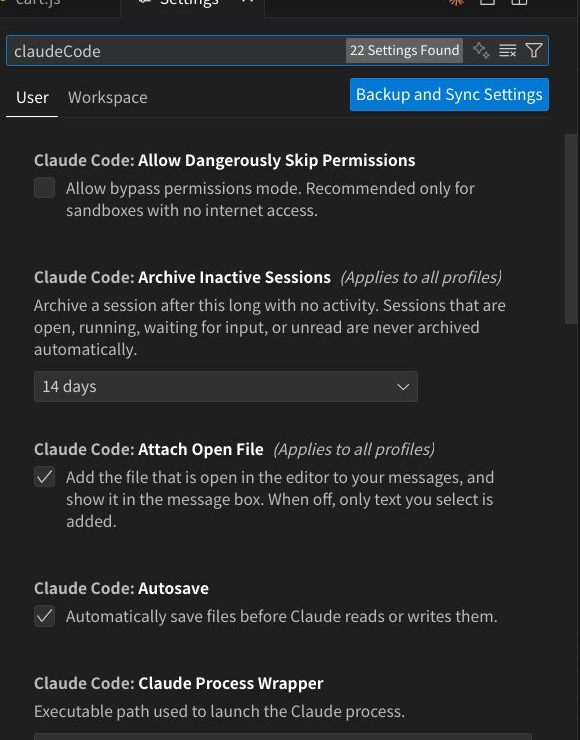 VS Codeの設定画面で claudeCode を検索し、Allow Dangerously Skip Permissions・Archive Inactive Sessions・Attach Open File・Autosave などの設定項目が表示されている画面